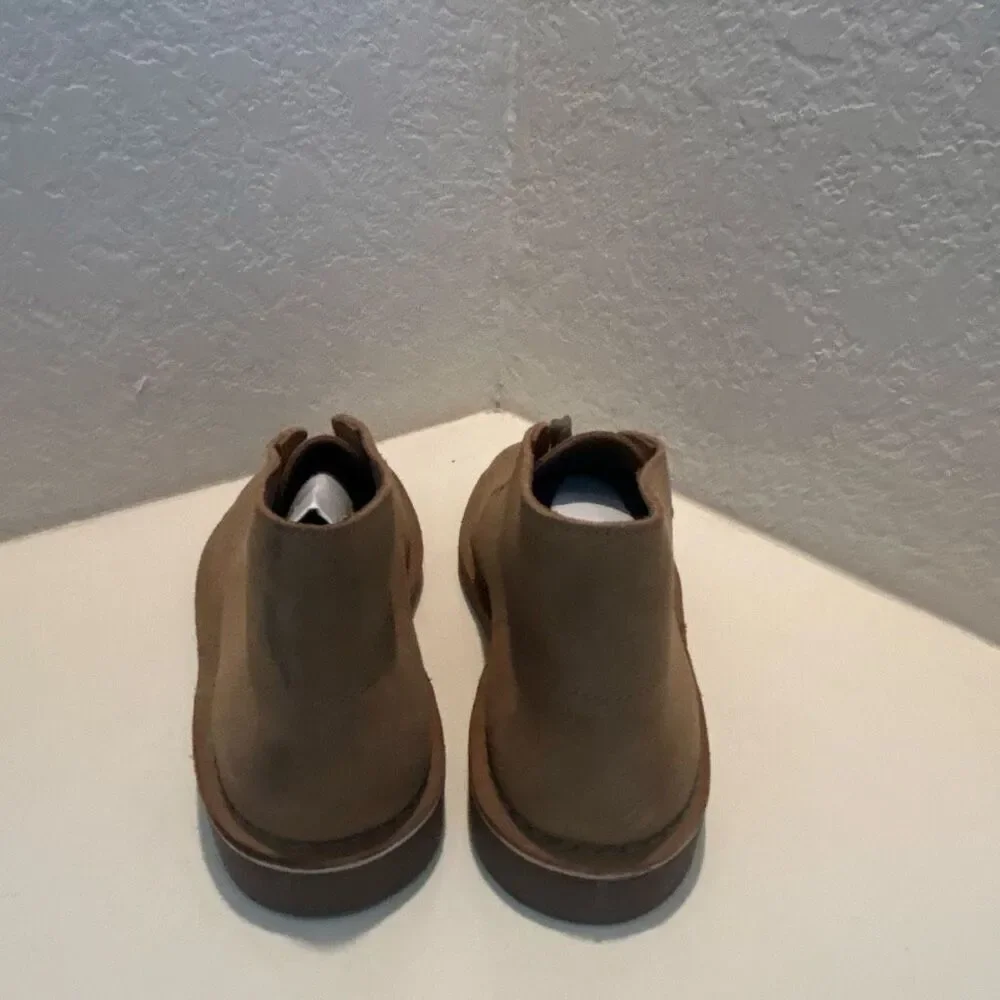 Clarks Mens Size 8.5 Shepton Chukka Boots Sand Suede Leather Comfort Capsule NWT